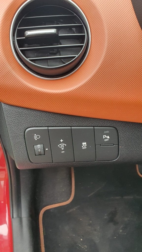 Foto 11 van Hyundai i10 1.0 5 DRS AUT 2014 Rood