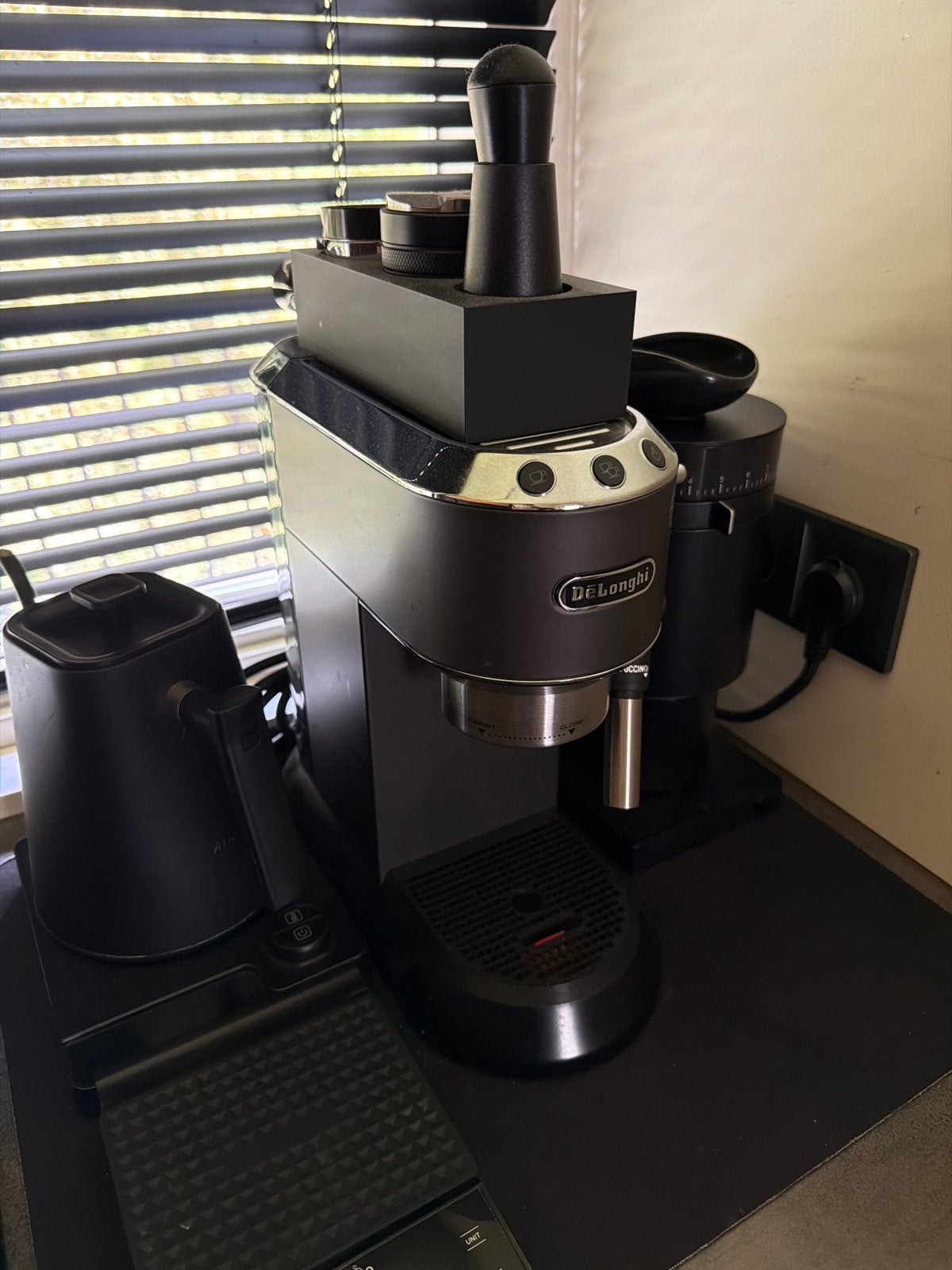 De'Longhi Dedica Style EC 685.BK Espressomachine met accesso, Afneembaar waterreservoir, Espresso apparaat, Gemalen koffie, Ophalen of Verzenden
