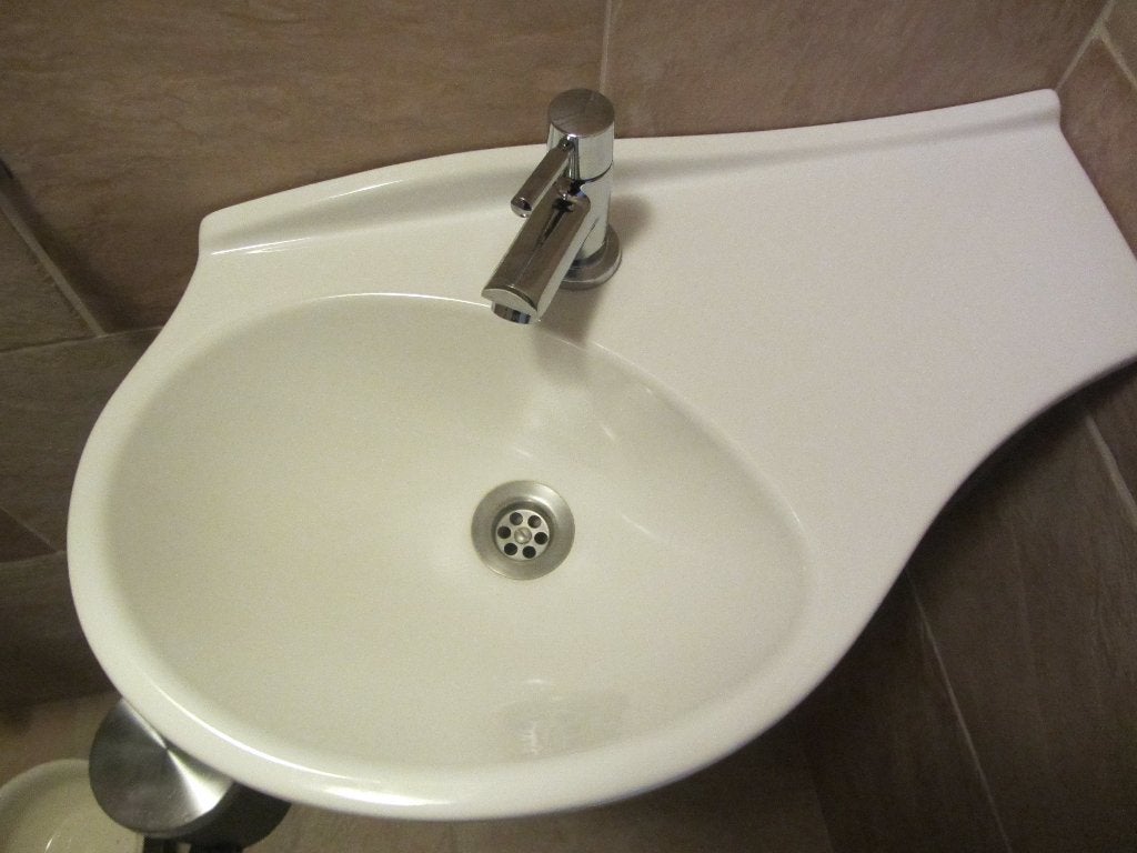 Wasbak wit voor op toilet met schapje en kraan., Ophalen, Zo goed als nieuw, Steen, Wastafel