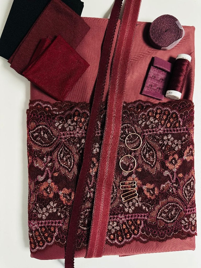 NR.137 VELVET BORDEAUX  LINGERIE COMPL. PAKKET REKBAAR KANT, Ophalen of Verzenden, Nieuw, Kant