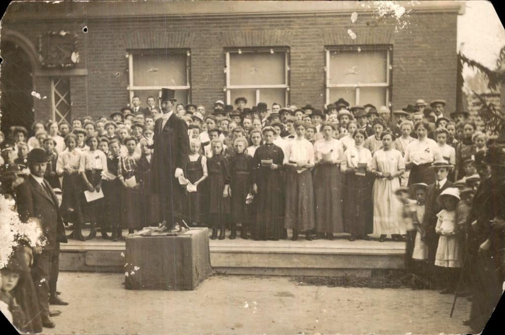 Schoolkoor - Dirigent met leerlingen, Verzamelen, Ansichtkaarten | Nederland, Gelopen, Zuid-Holland, Voor 1920, Ophalen of Verzenden