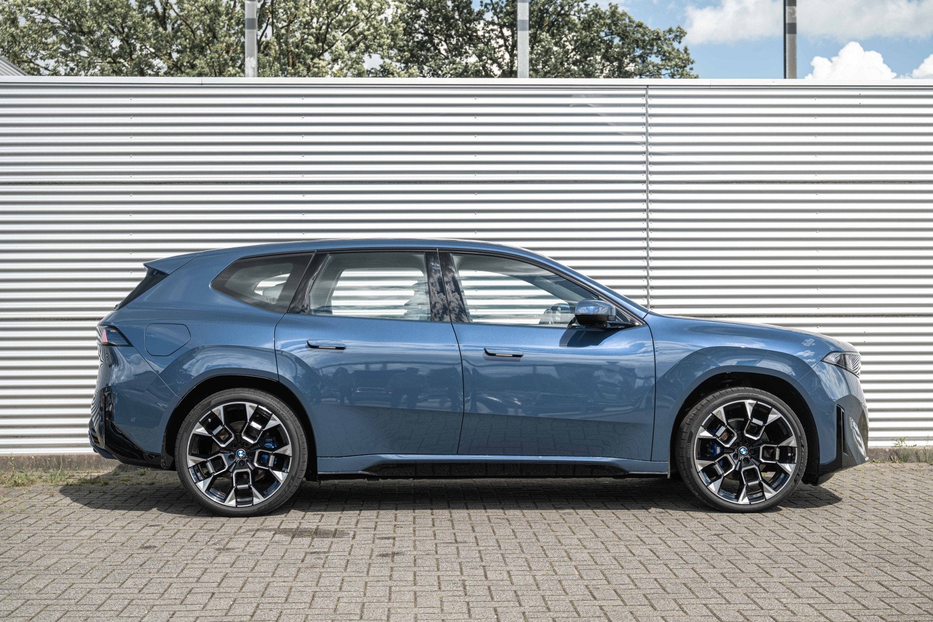 BMW iX3 50 xDrive M Sport / Trekhaak / Panoramadak / Iconic, Auto's, BMW, Automaat, Gebruikt, Blauw, 2260 kg