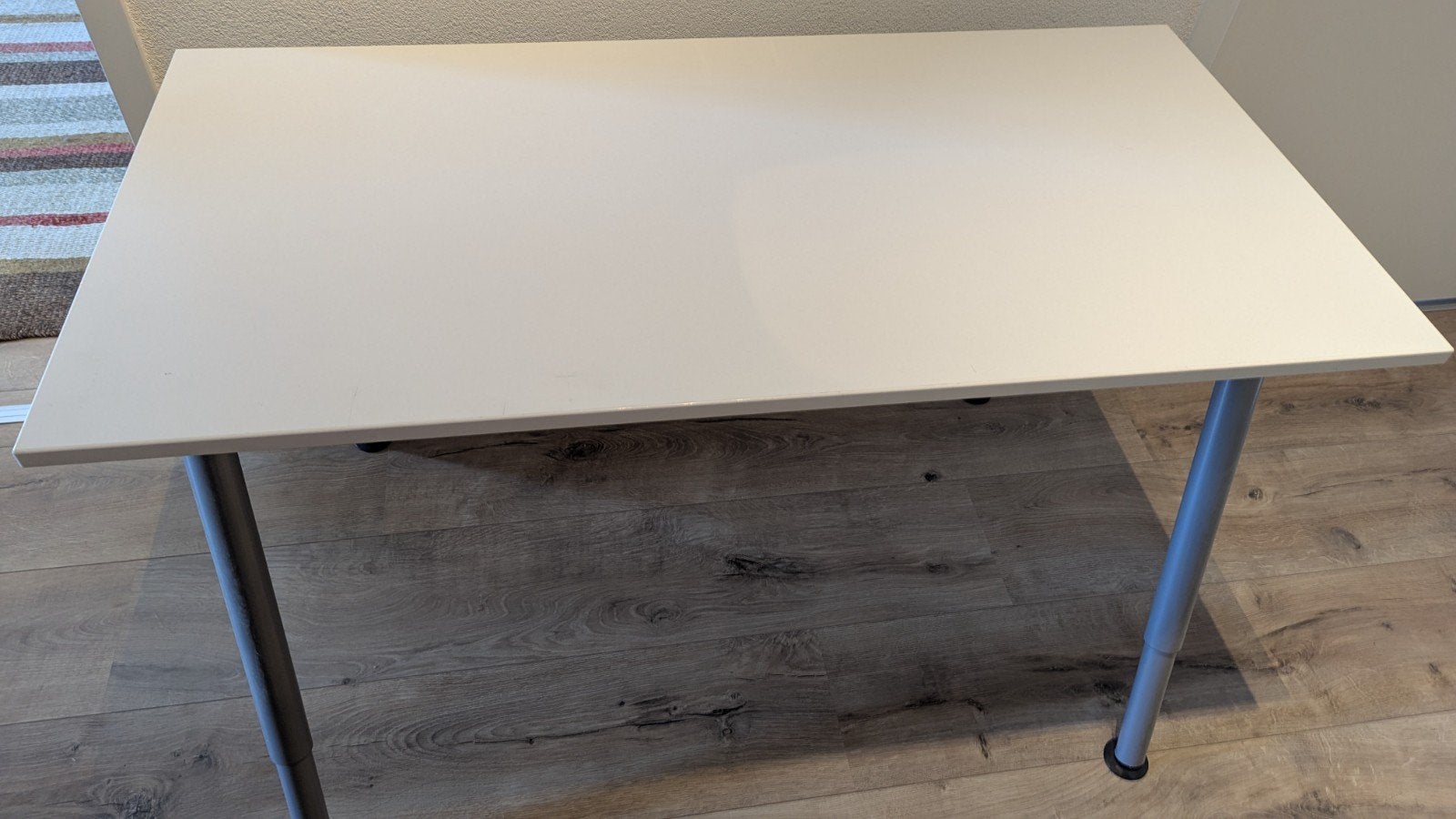 Wit bureau met verstelbare poten +++ net als nieuw, Huis en Inrichting, Bureaus, Ophalen, Metaal, Zo goed als nieuw, Computerbureau