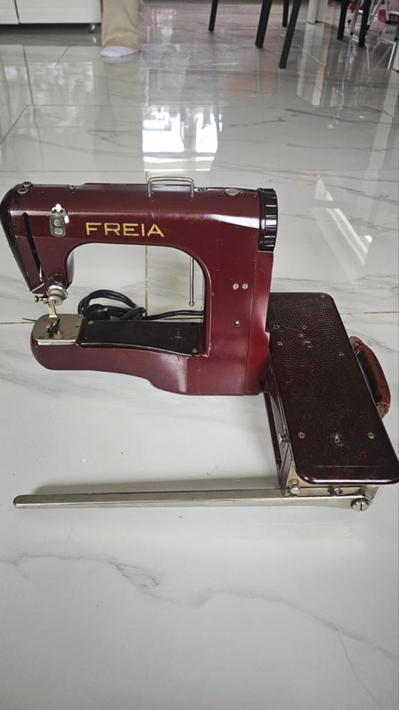 Vintage Bakelieten Elektrische Naaimachine DDR 1948 – VEB Er, Ophalen of Verzenden