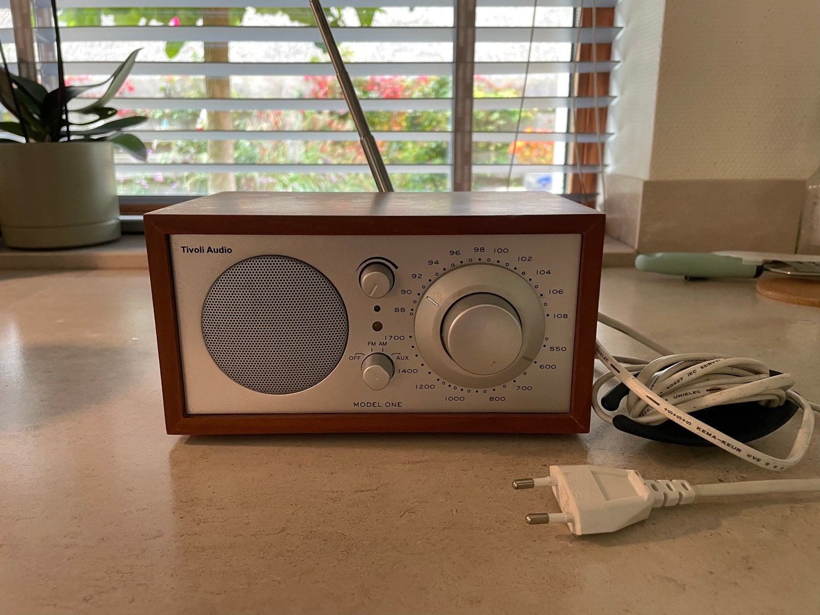 Tivoli Audio Model One AM/FM, Ophalen, Zo goed als nieuw, Radio
