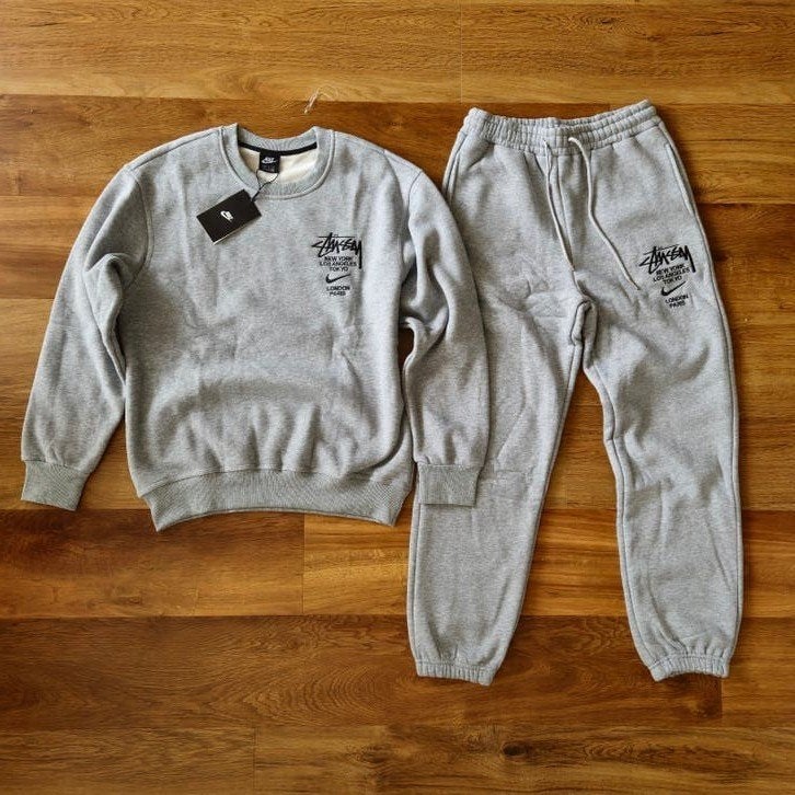 Nike x Stussy set - sweatpants /crewneck - Grijs medium, Kleding | Heren, Maat 48/50 (M), Nike x Stussy, Nieuw, Ophalen of Verzenden