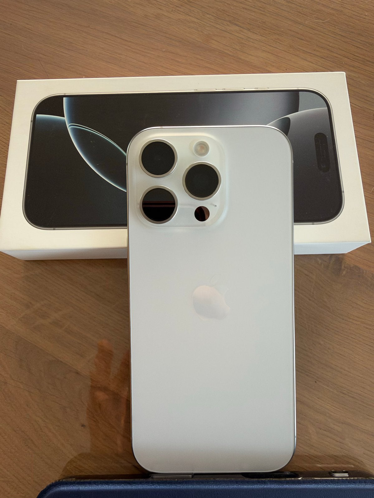 iPhone 16 Pro 128GB Wit Titanium - Zo goed als nieuw
