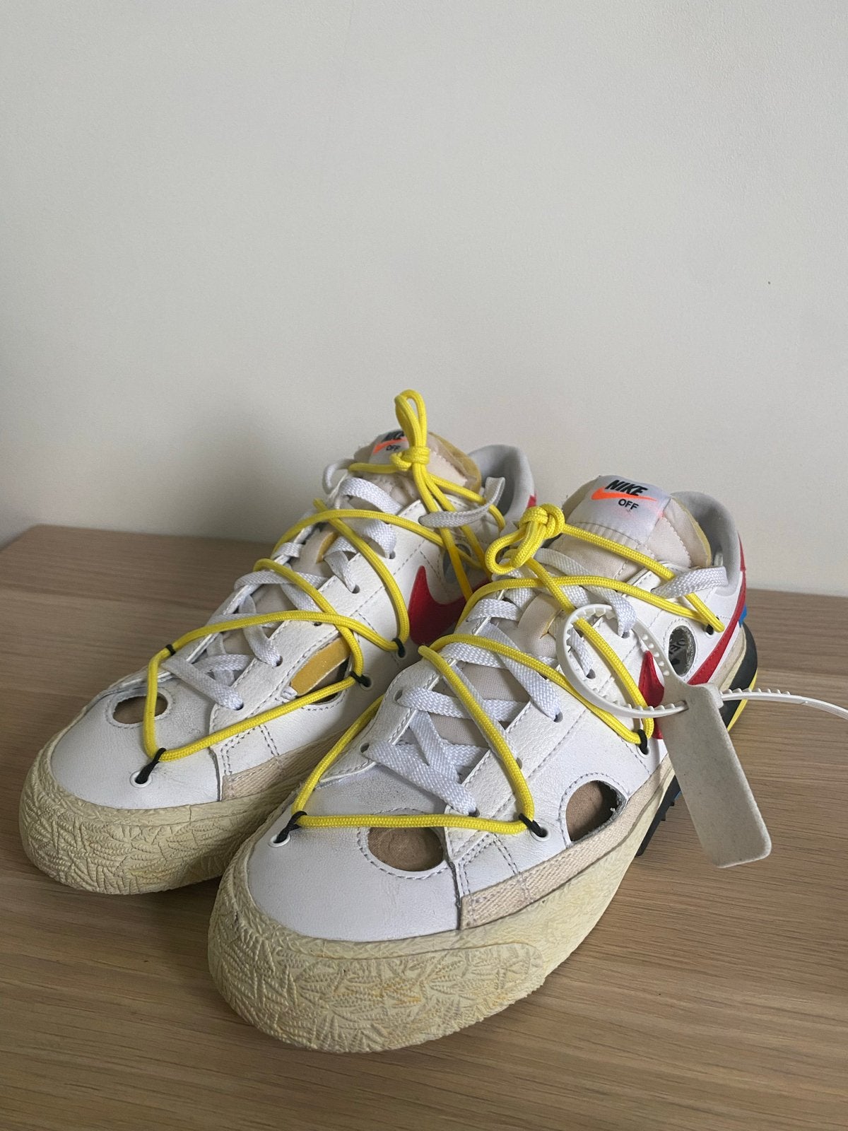 Nike x Off-White Blazer Low '77 White University Red maat 44, Ophalen of Verzenden, Zo goed als nieuw, Wit, Sneakers of Gympen