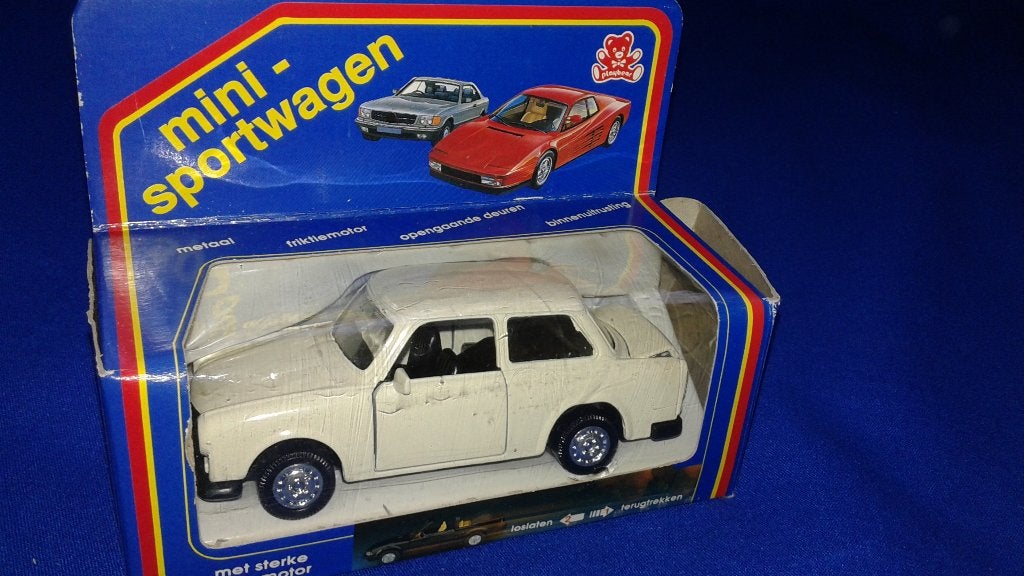 Trabant 601 S wit - Nieuw in doos 1:32, Ophalen of Verzenden, Nieuw, Auto, Overige merken