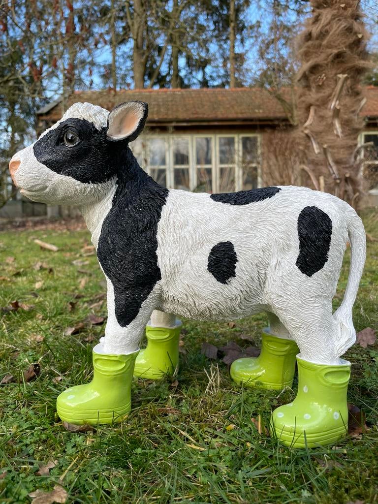 Kalf koe met groene regenlaarsjes beeld tuin boer boerderij, Ophalen of Verzenden, Nieuw, Kunststof, Dierenbeeld