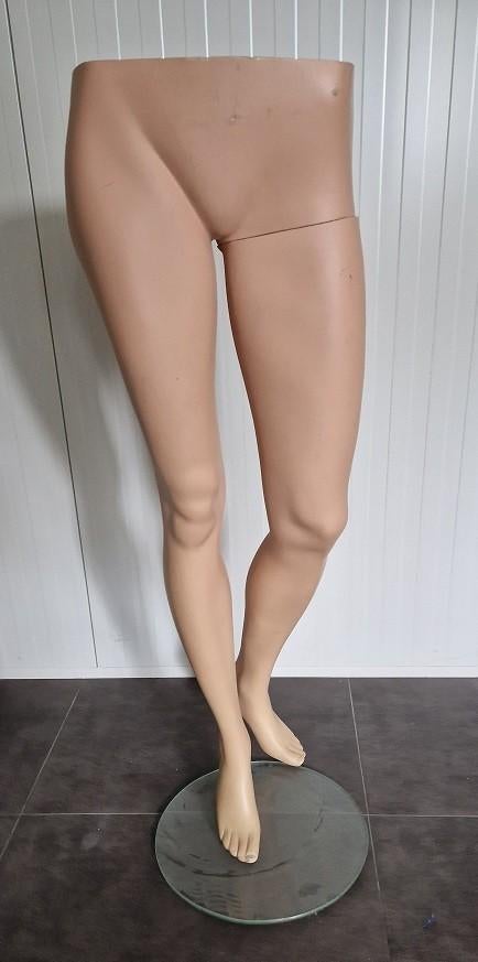 Mannequin benen beige op glazen voet, 35 euro, Kleding | Dames, Ophalen, Gedragen