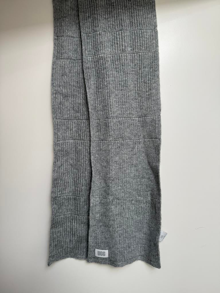 Warme grijze ugg sjaal unisex, Ophalen of Verzenden, Zo goed als nieuw, Sjaal
