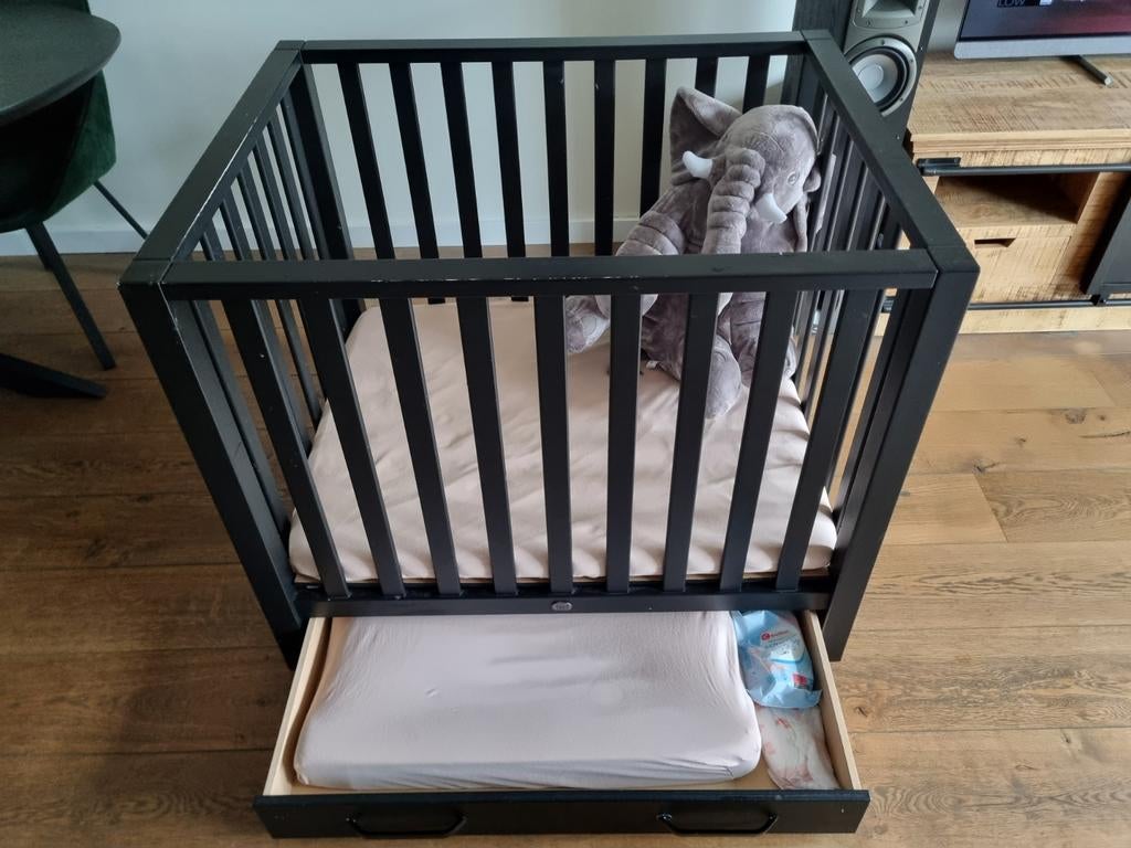 Zwarte twf box met lade en matras., Ophalen, Gebruikt, Lade