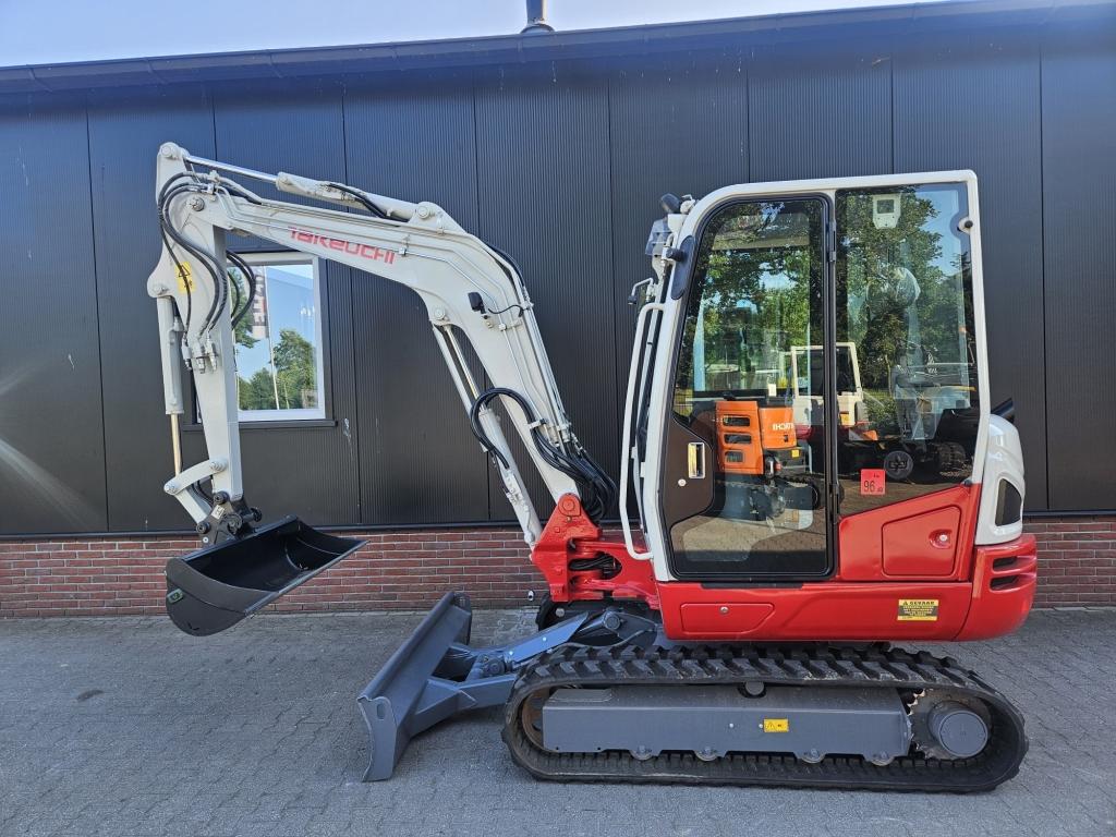 Takeuchi TB240 stage V, Zakelijke goederen, Machines en Bouw | Kranen en Graafmachines, Graafmachine