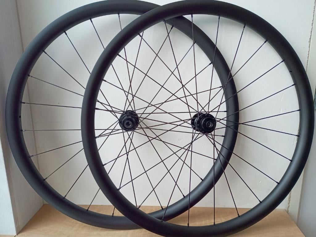 Aanbieding: Wielset Gravel Carbon Hooked 30mm hoog, Fietsen en Brommers, Fietsonderdelen, Nieuw, Wiel, Aluminium, Gravelbike, Ophalen of Verzenden
