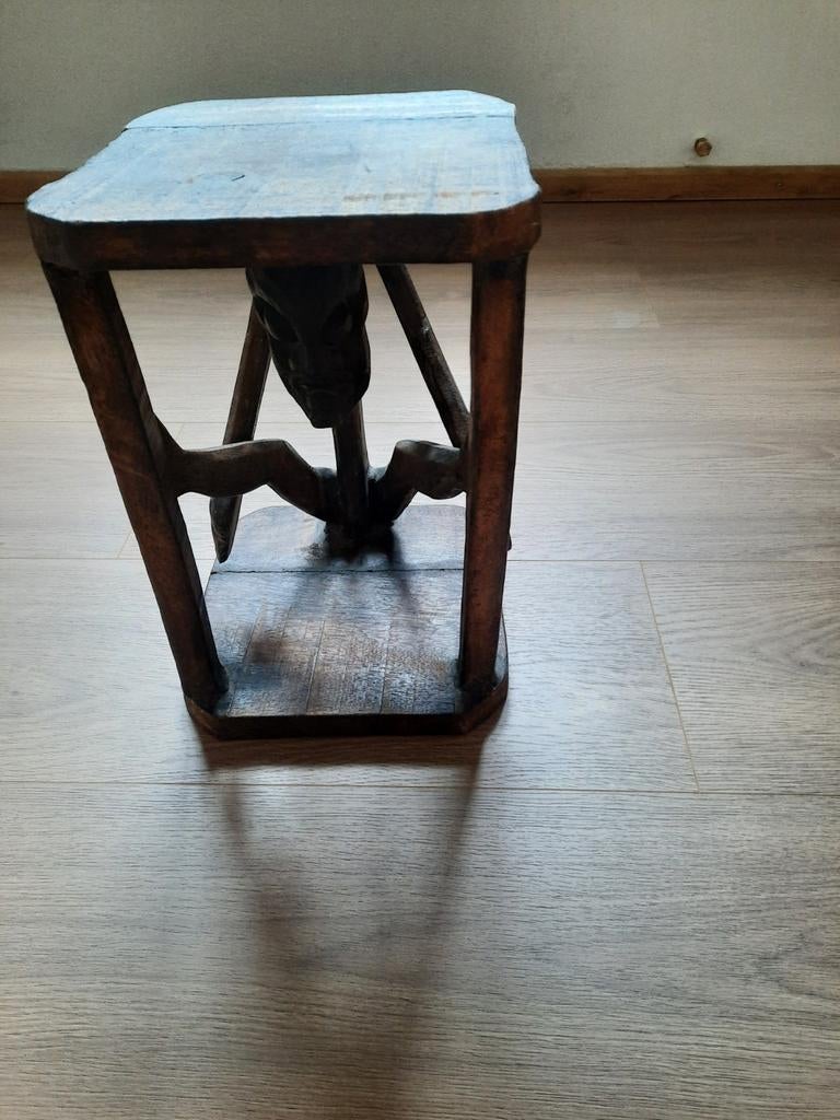 Koloniaal Bijzettafeltje met Houten Figuur, Ophalen