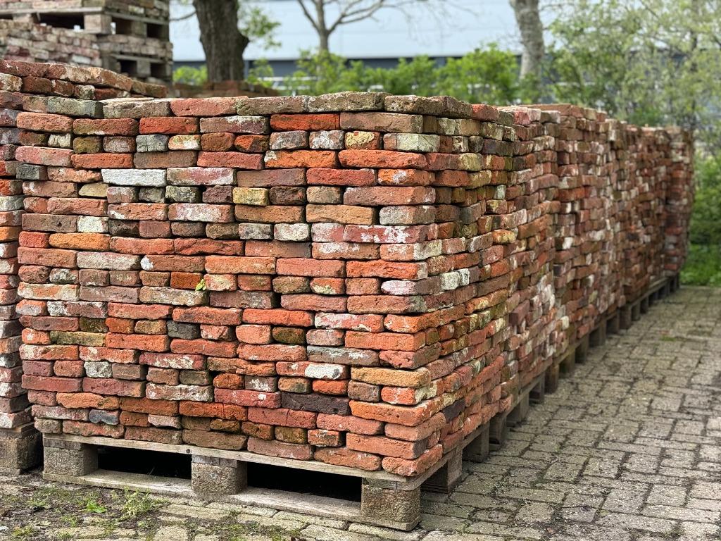 8000 stuks Friese rode handvorm steen circa 21x4.5x10.5cm.