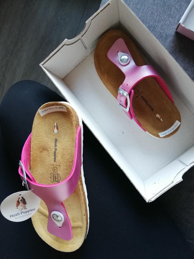 Splinternieuwe hush puppies slippers maat 31, Kinderen en Baby's, Kinderkleding | Schoenen en Sokken, Meisje, Hush Puppies, Overige typen