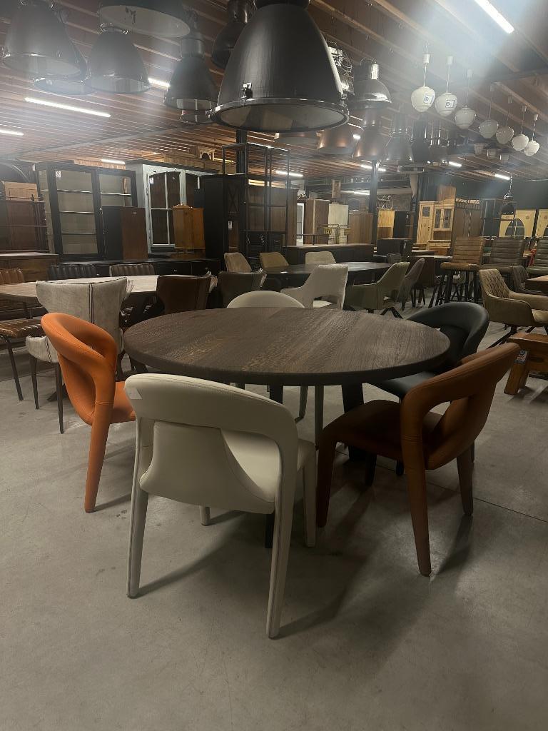 Donkere massief eiken ronde eetkamertafel nr.952, Huis en Inrichting, Info@antiekgroothandel.com, Rond, Nieuw, Ophalen of Verzenden