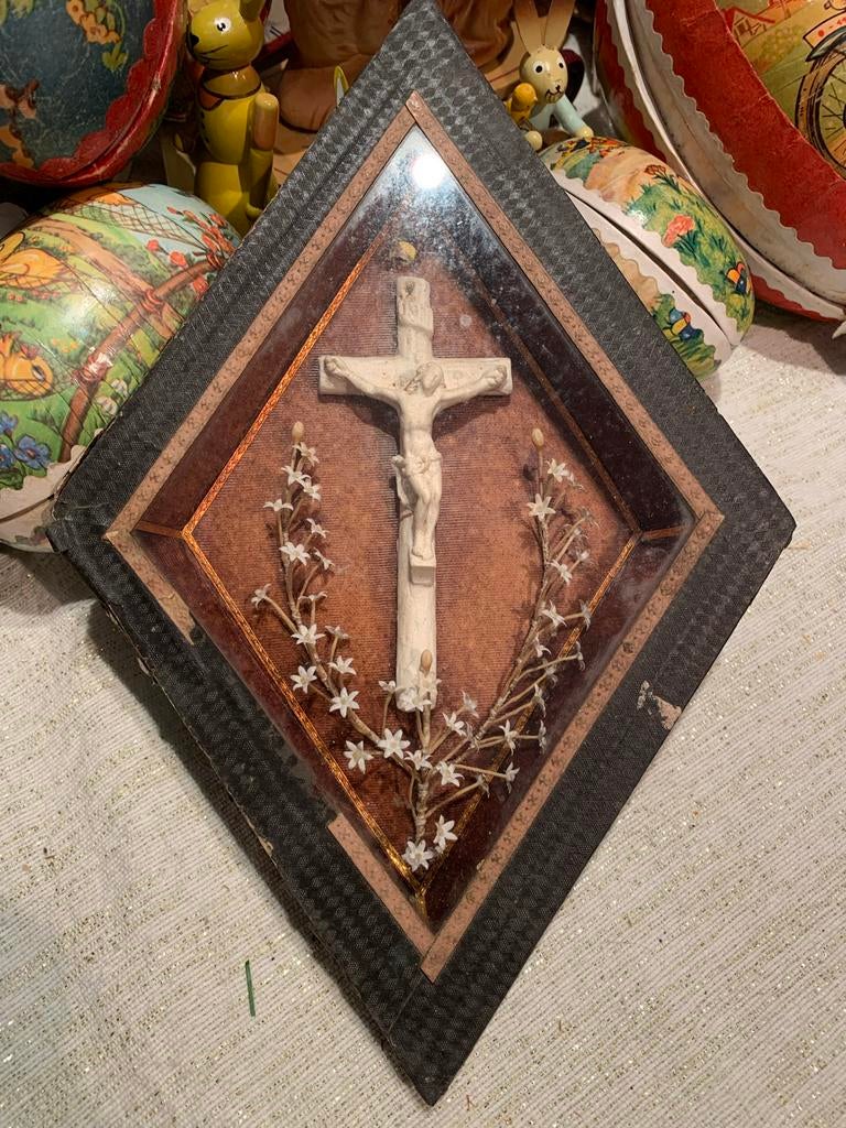 Antiek Kruisbeeld in Lijst - Religieus Kunstwerk, Ophalen of Verzenden