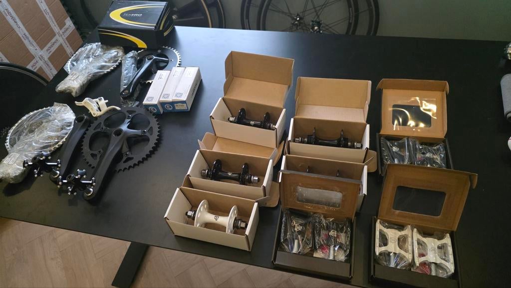Baanfiets onderdelen BLB en meer, pedalen, naven, cranksets., Ophalen of Verzenden, Nieuw, Crankstel of Pedalen