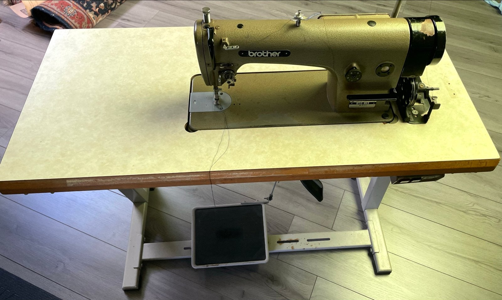 Brother B755-MKII Industriële Naaimachine met Tafel, Hobby en Vrije tijd, Naaimachines en Toebehoren, Ophalen, Gebruikt, Naaimachine
