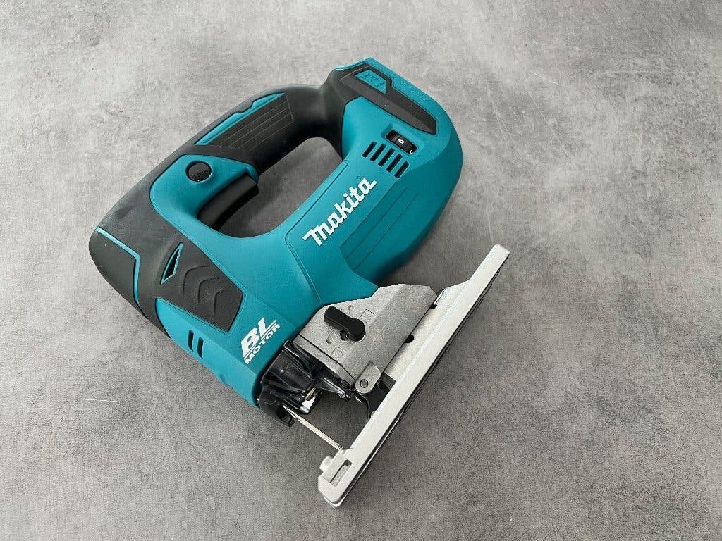 MAKITA 18V BRUSHLESS DECOUPEERZAAG DJV182ZJ D-Greep ZAAG, Overige typen, Nieuw, Ophalen of Verzenden, Hardhout