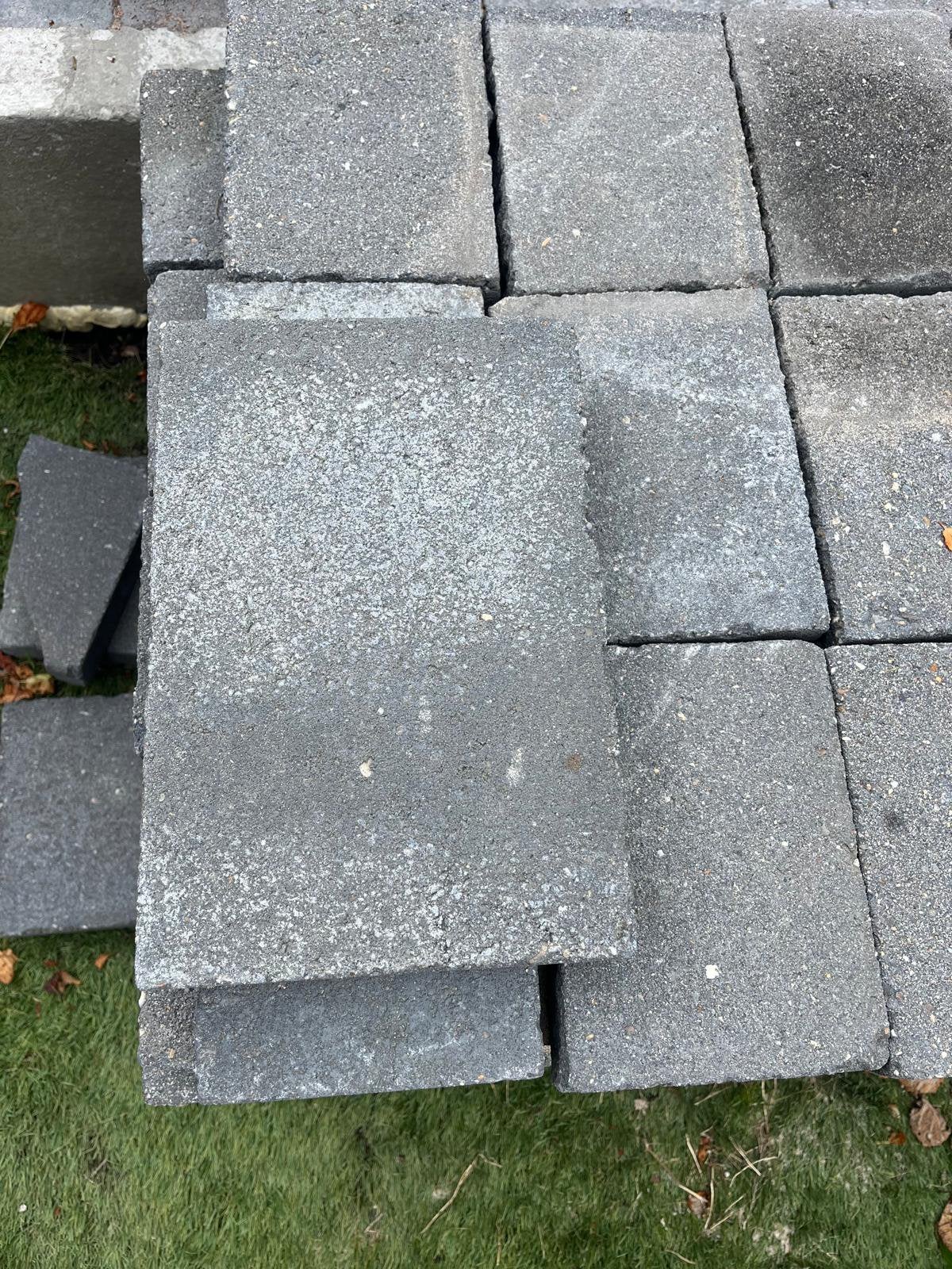 Gratis :7m2 Grijze tegels 30x20 cm ,4,5 cm dik, Ophalen, Gebruikt, Beton, Terrastegels