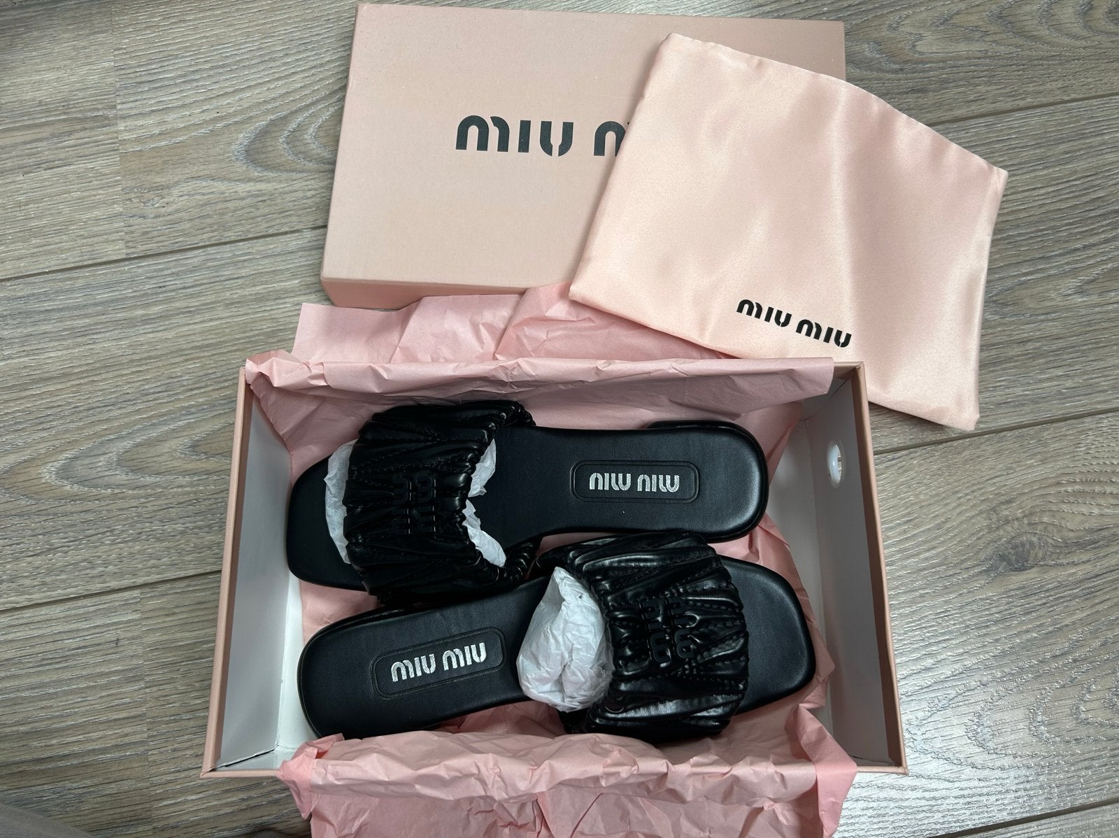 Miu Miu Zwarte Slippers Maat 38 - Nieuw in Doos, Verzenden, Nieuw, Zwart, Slippers