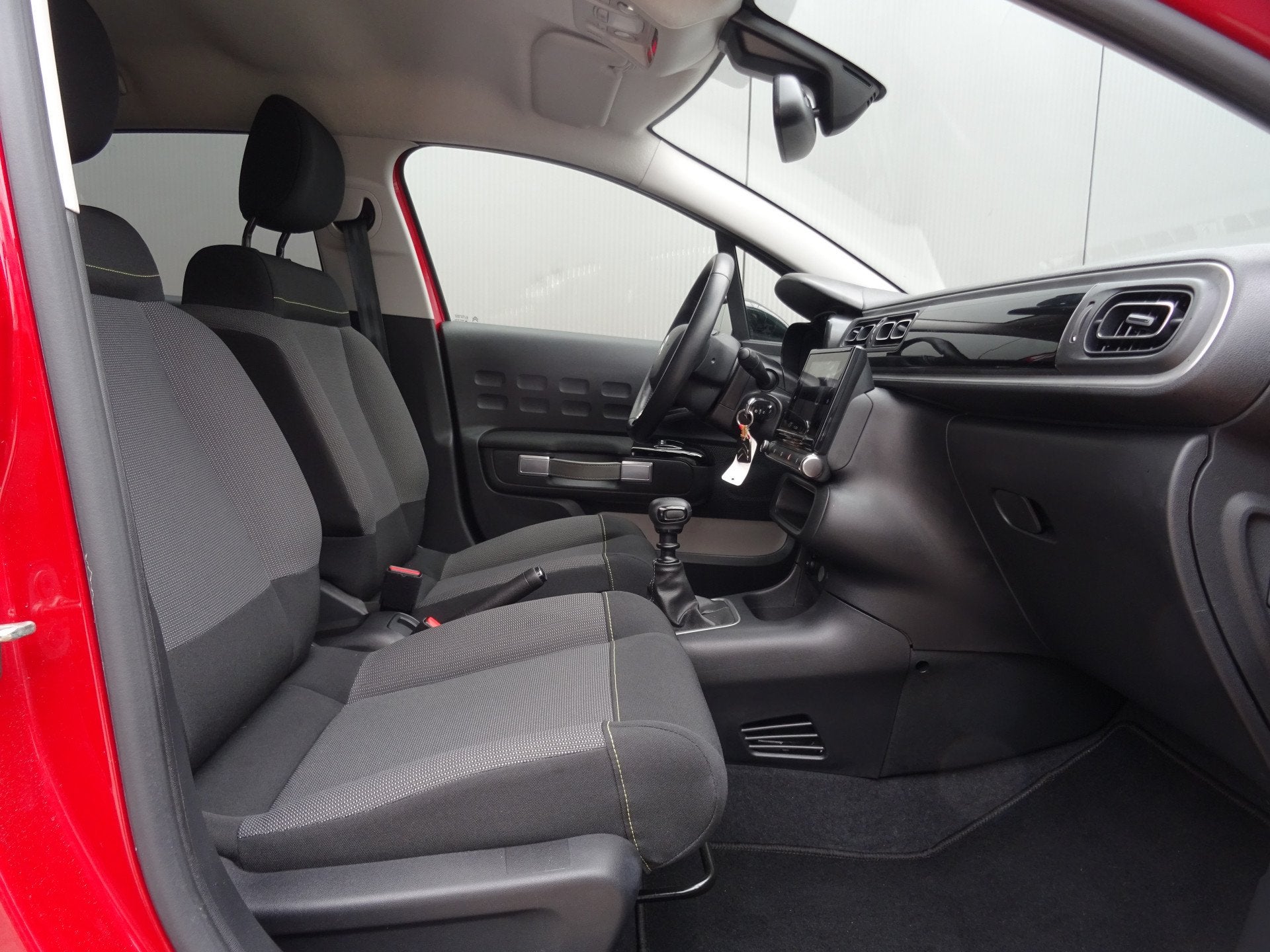 Citroën C3 1.2 PureTech C-Series * CARPLAY * CAMERA * DEALE, Voorwielaandrijving, Dealer onderhouden, 1199 cc, Bedrijf
