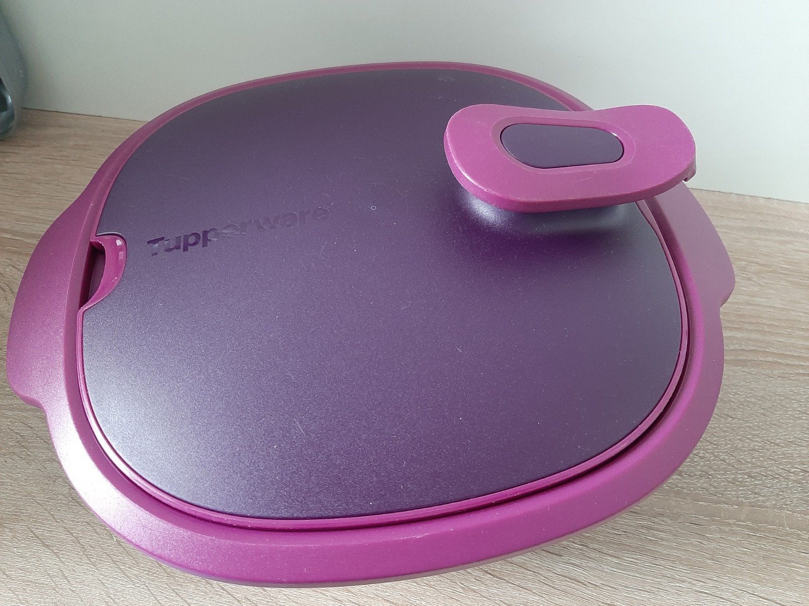 Tupperware Iso Tup 2.4 ltr warmhoudschaal magnetron l beschr, Schaal, 2400 ml, Paars, Ophalen of Verzenden