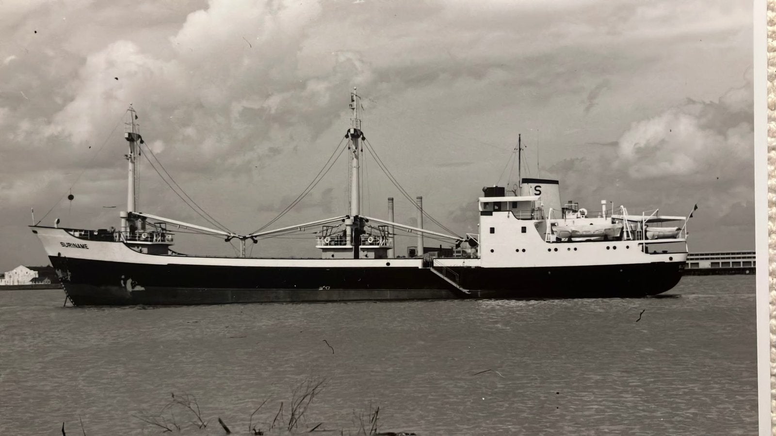 Gorinchem  Bijker's  werf ms  SURINAME 1960, Ophalen of Verzenden, 1940 tot 1960, Zuid-Holland