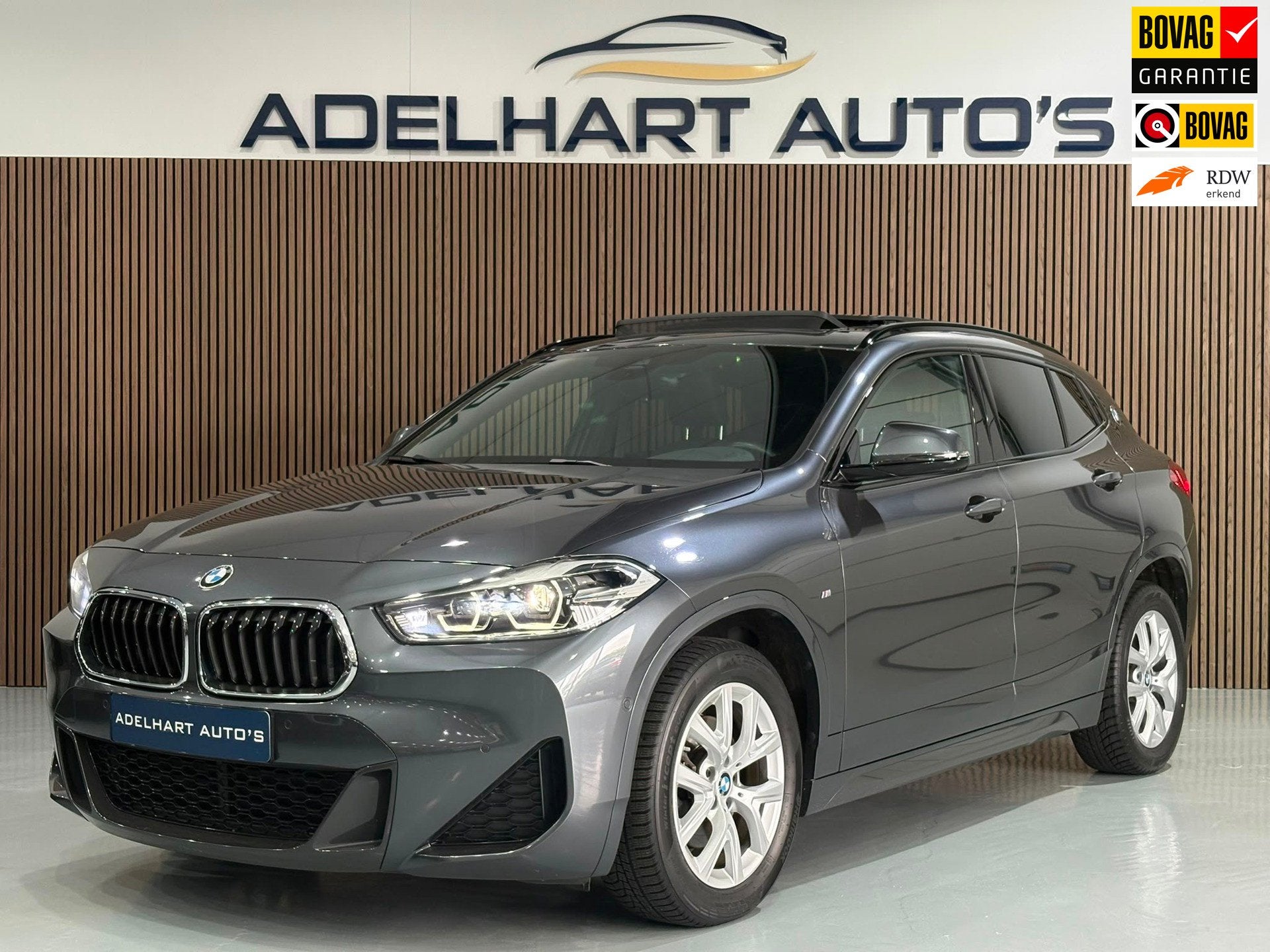 BMW X2 SDrive18i Executive M Sport Automaat / Panorama dak /, Auto's, Gebruikt, Zwart, Automatische klimaatregeling, Bedrijf