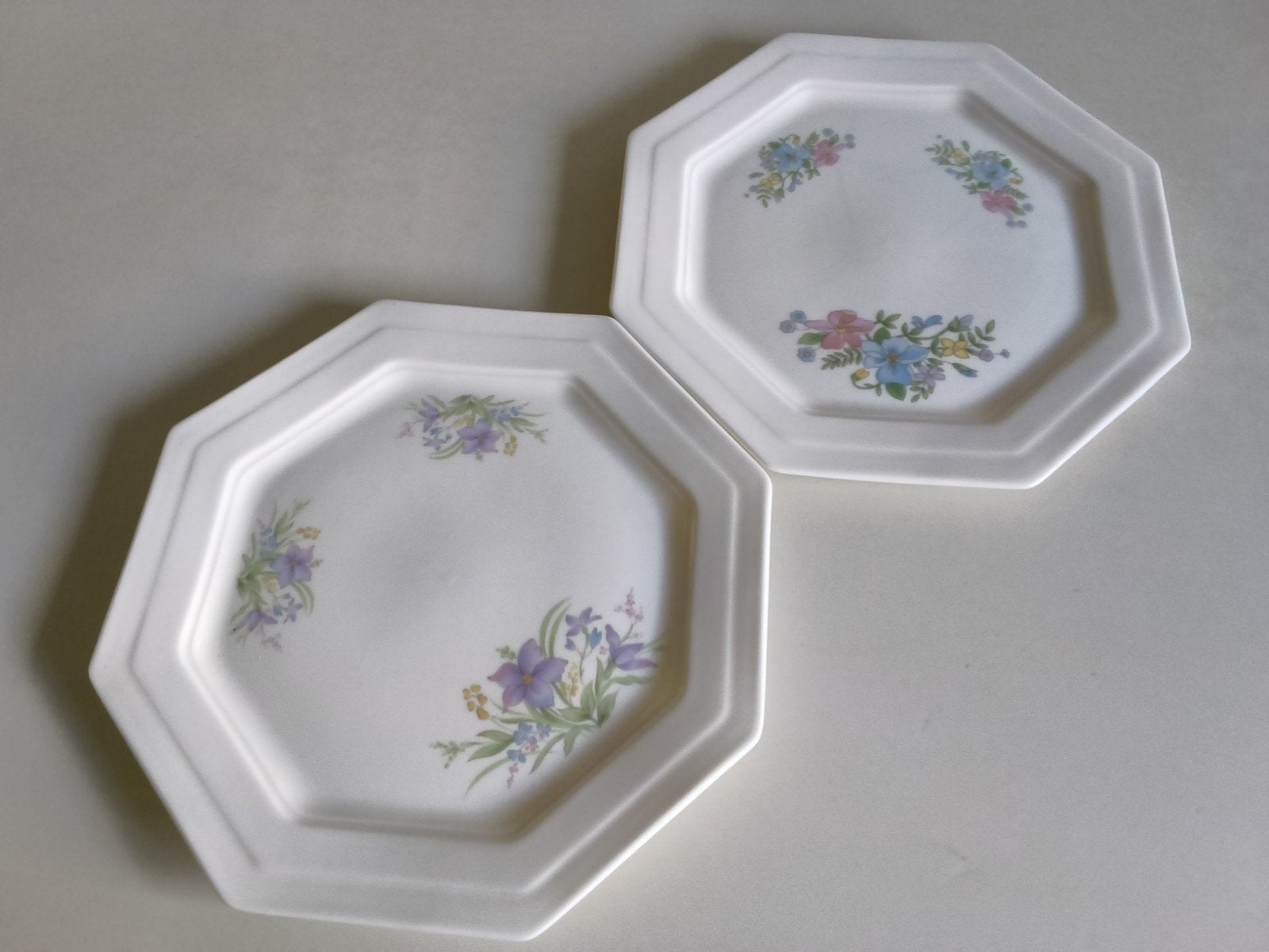 2 achtkantige dinerborden in pasteltinten, Ophalen of Verzenden, Porselein, Overige stijlen, Bord(en)
