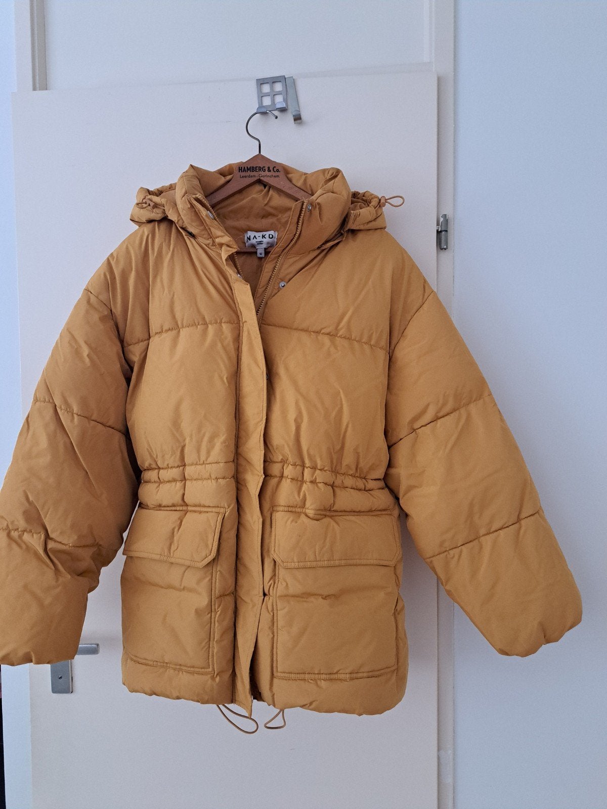NA-KD winterjas maat 42 met afritsbare capuchon, NA-KD, Geel, Maat 42/44 (L), Ophalen of Verzenden