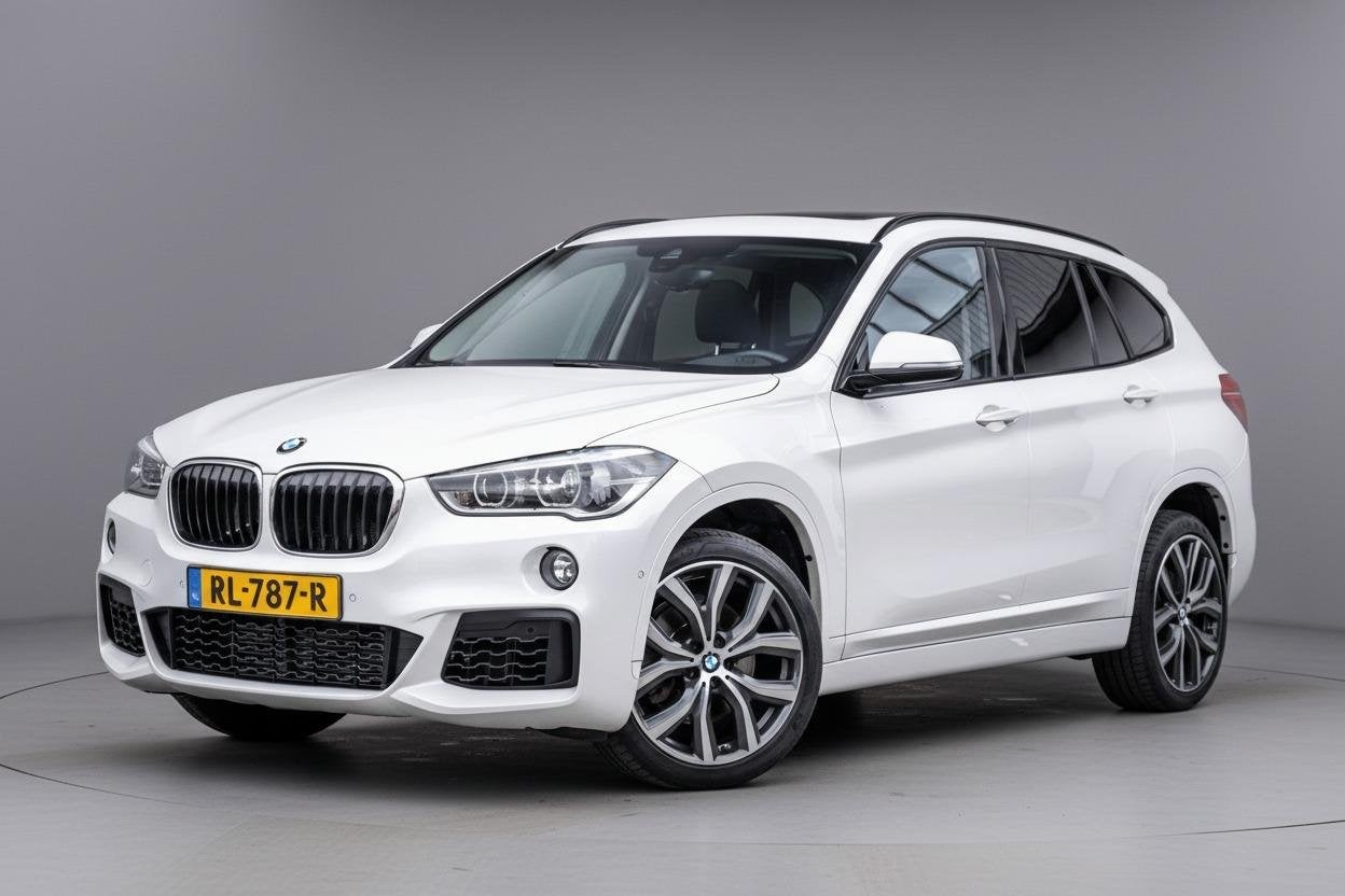 BMW X1 xDrive20i 192pk M-Sport OrgNL|Pano-dak|Leder|HuD|Elek, Auto's, 1998 cc, Gebruikt, 2000 kg, Wit