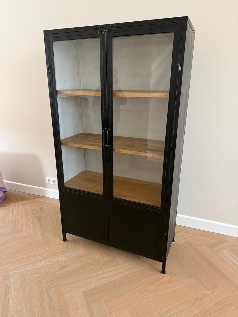 Vitrinekast zwart metaal en mangohout, Huis en Inrichting, Gebruikt, Metaal, 150 tot 200 cm, 25 tot 50 cm