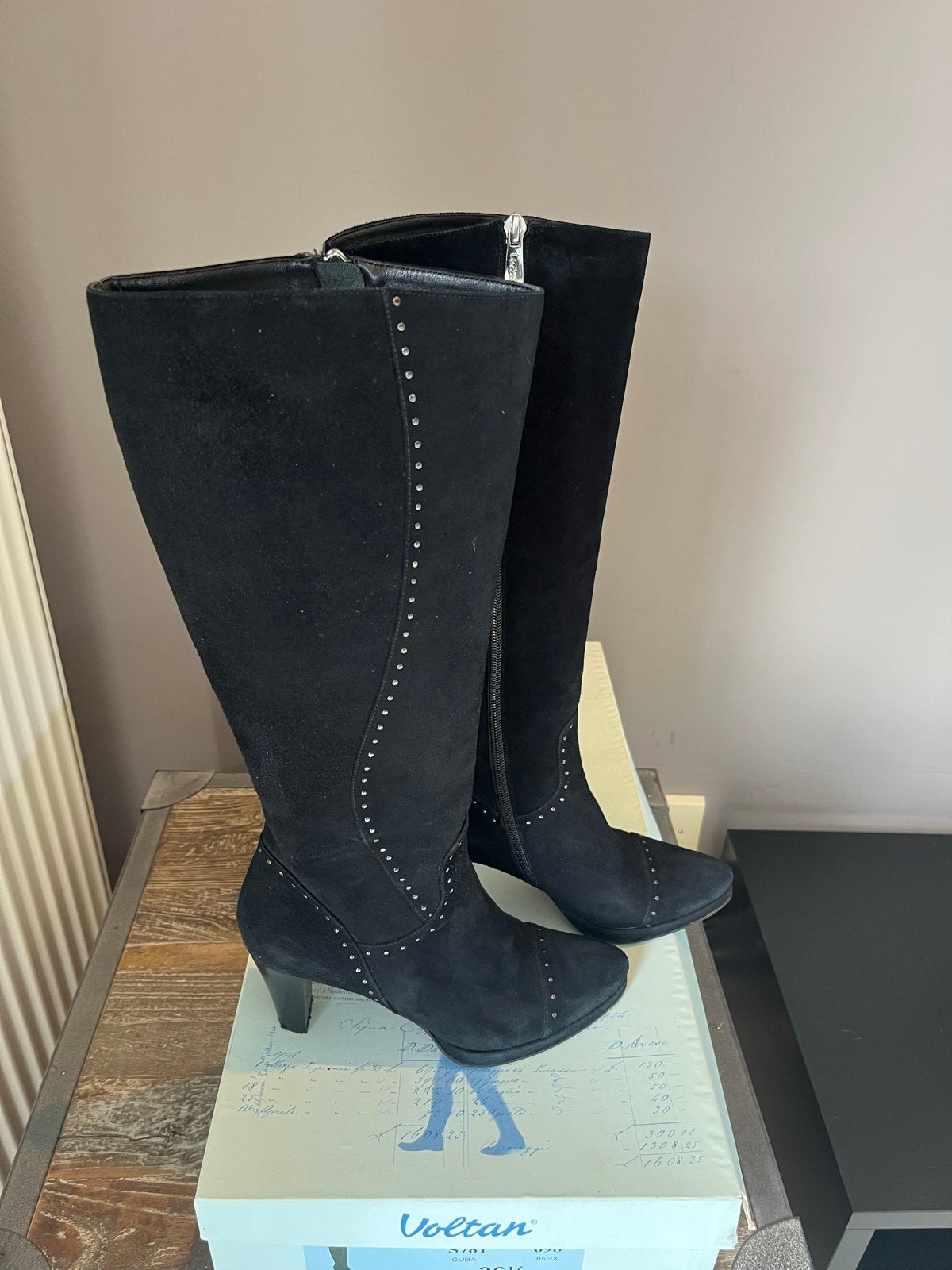 Voltan Zwarte Suède Laarzen met Studs - Maat 36.5, Ophalen of Verzenden, Gedragen, Zwart, Hoge laarzen