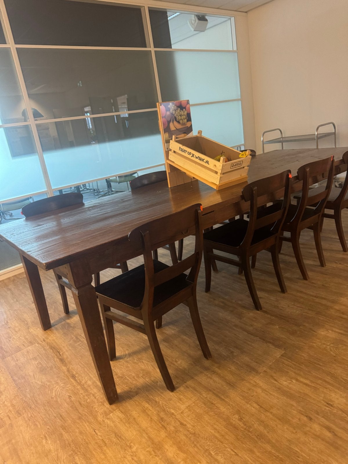 Gratis Grote houten eettafel met 8 stoelen, Ophalen, Gebruikt, Bruin, Vijf, Zes of meer stoelen