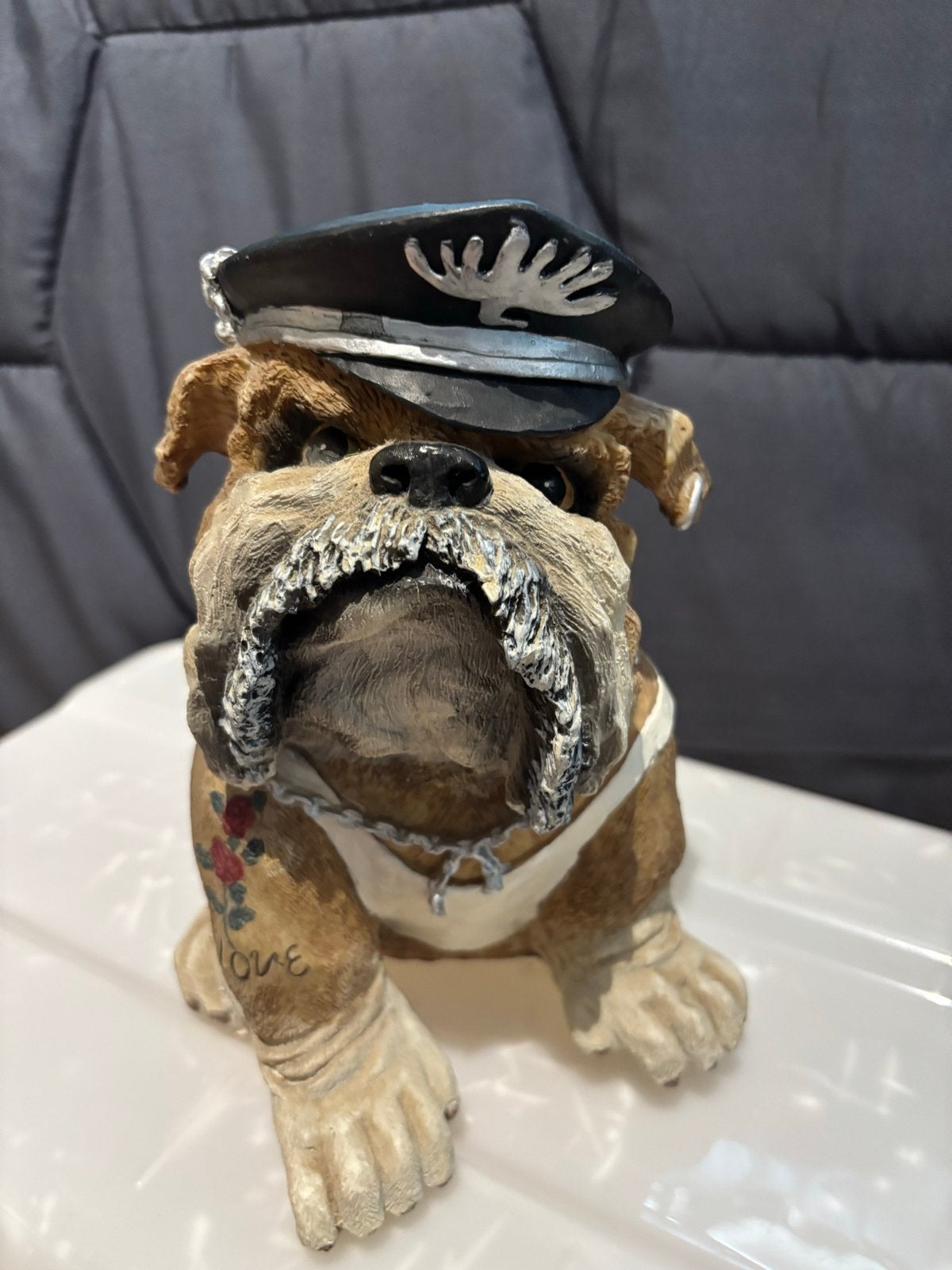 Stoere Bulldog met pet en tatoeages - Decoratiebeeld, Meerkleurig, Ophalen of Verzenden, Zo goed als nieuw, Modern