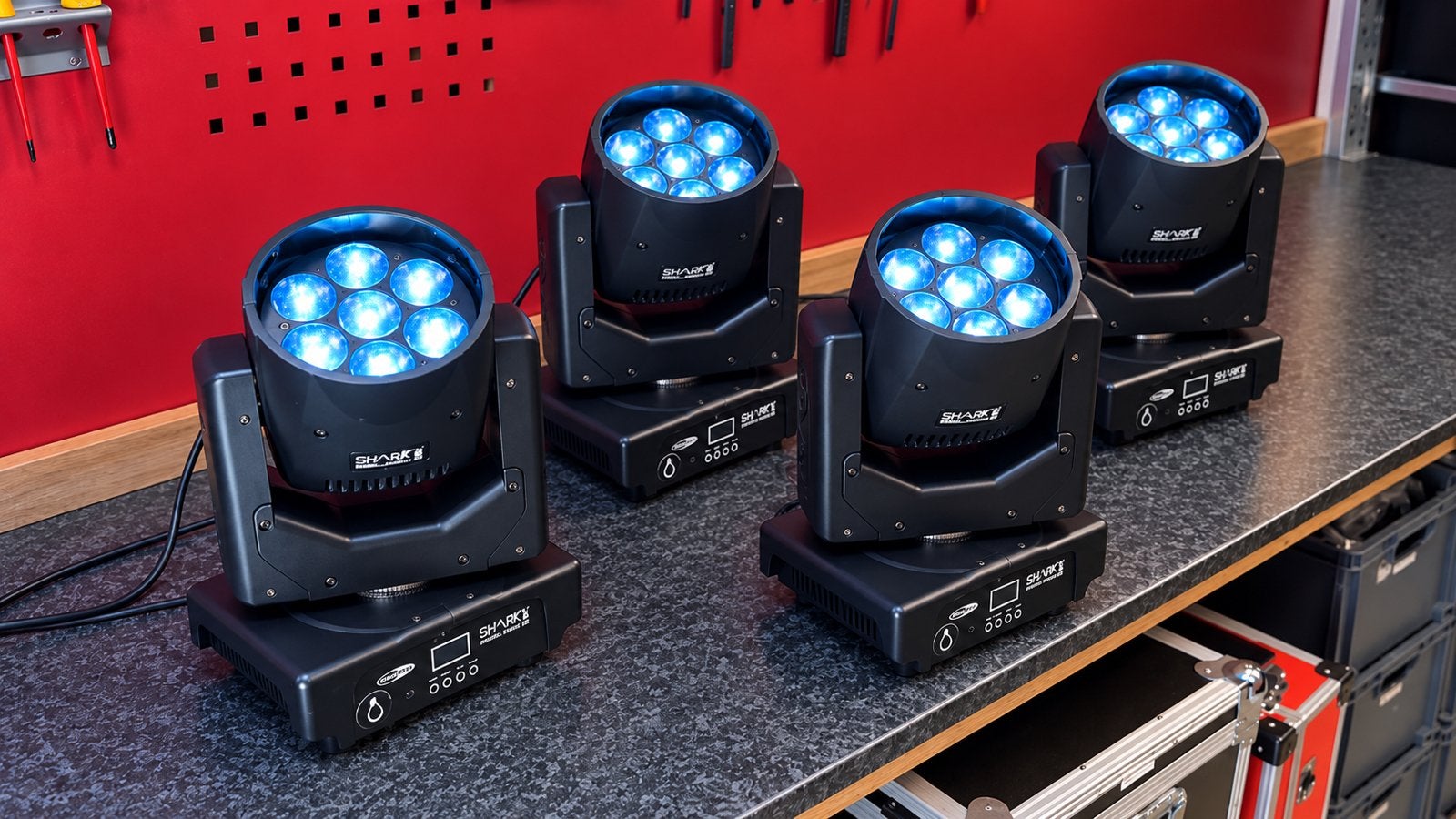 4x Showtec Shark ZOOM Wash One movinghead met flightcase, Ophalen, Zo goed als nieuw, Licht, Geluidgestuurd