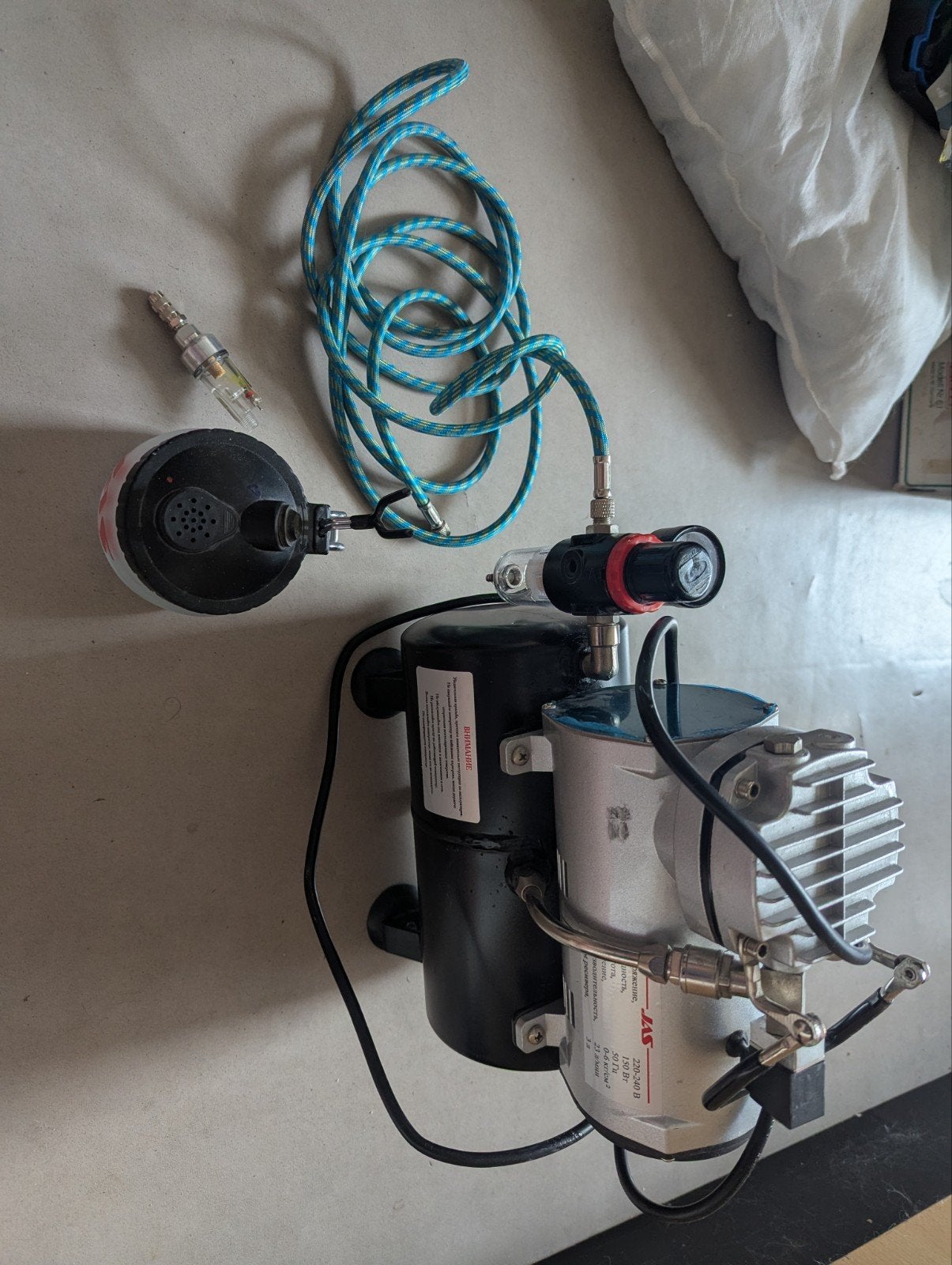 JAS Mini Compressor Model 1208 met Airbrush, Gebruikt, 6 tot 10 bar, Ophalen of Verzenden, Minder dan 200 liter/min