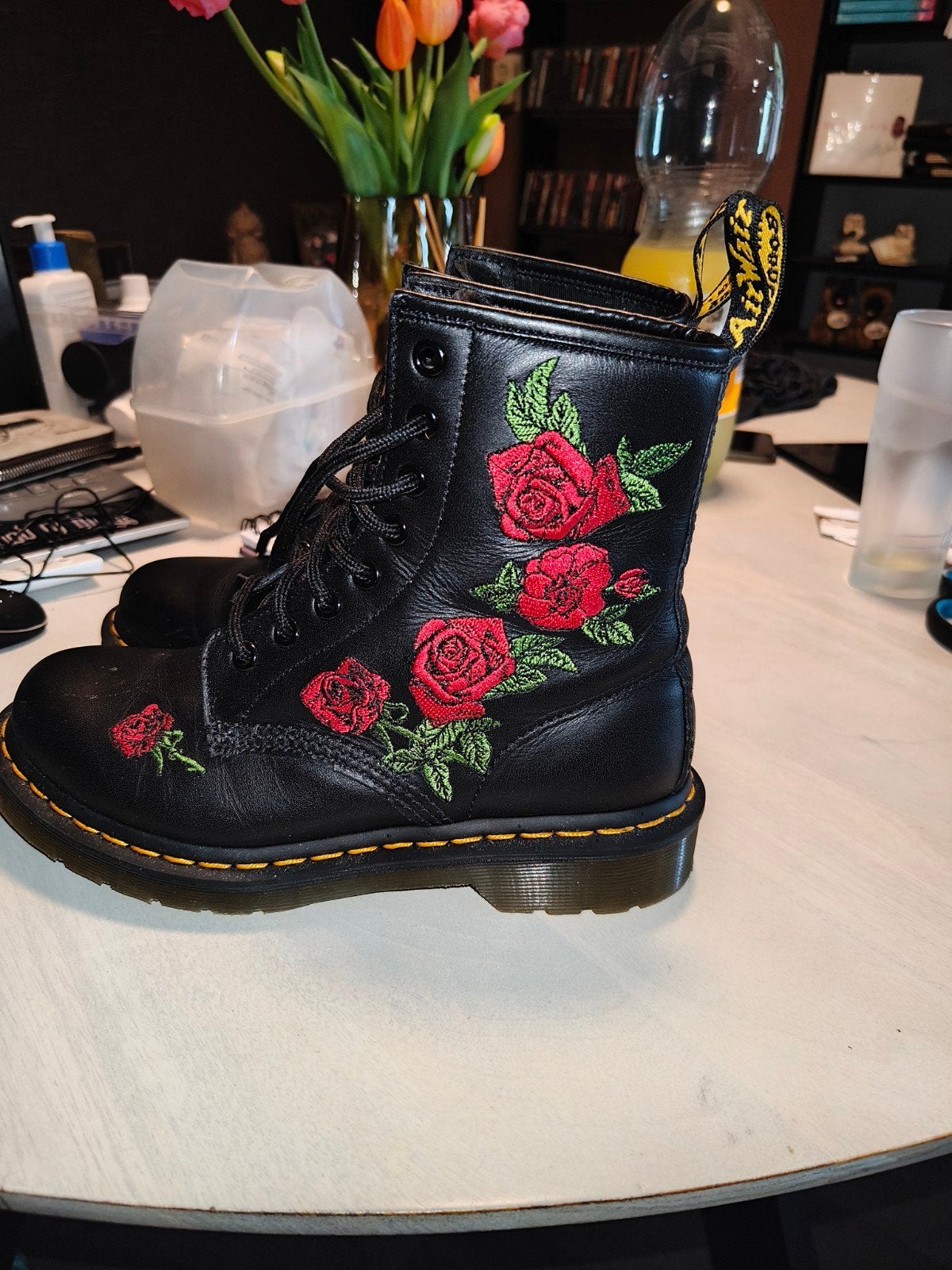 Dr. Martens schoenen met rozen en verzorgingsset, maat 37, Kleding | Dames, Schoenen, Zwart, Lage of Enkellaarzen, Nieuw, Ophalen of Verzenden