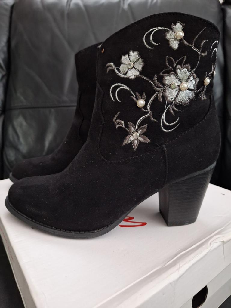 Nette Laarsjes nieuwe met doos mt 39, Kleding | Dames, Schoenen, Zwart, Lage of Enkellaarzen, Nieuw, Ophalen of Verzenden