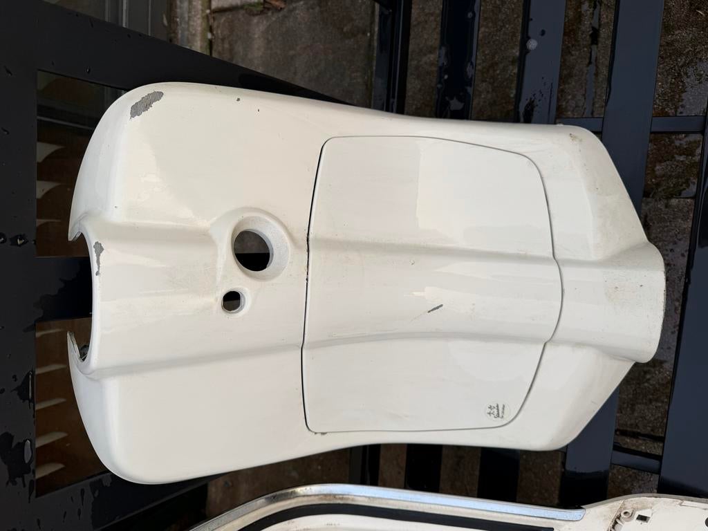 Vespa 2016  wit - Diverse kappen, Fietsen en Brommers, Brommeronderdelen | Scooters, Ophalen, Gebruikt, Koplamp, Vespa