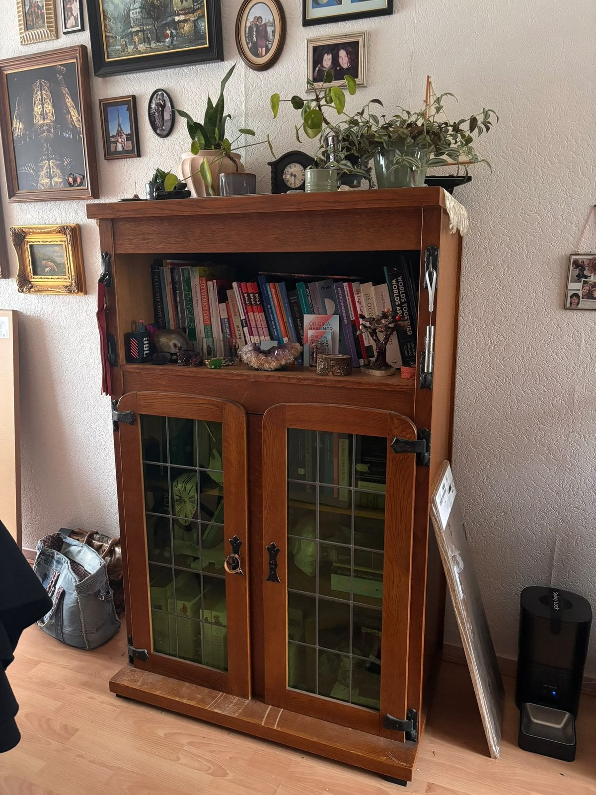 Karaktervol eikenhouten kastje met groen glas in lood, Ophalen