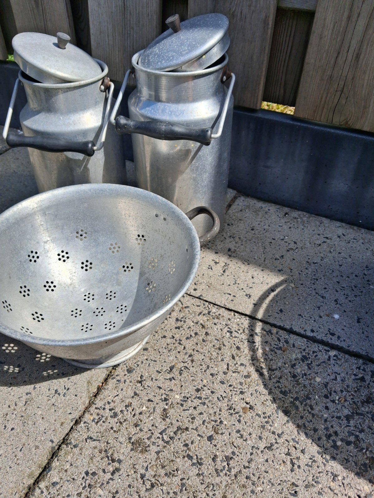 Melkemmers en vergiet., Ophalen