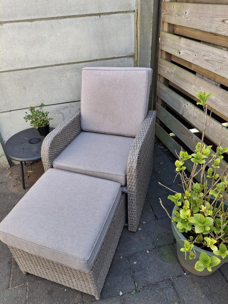 Stoel met voetenbankje buiten, Ophalen, Gebruikt, Wicker