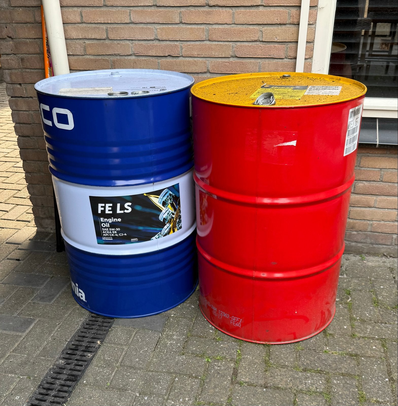 2x Olievaten / Vaten - Blauw en Rood brandton 200 liter, Ophalen of Verzenden