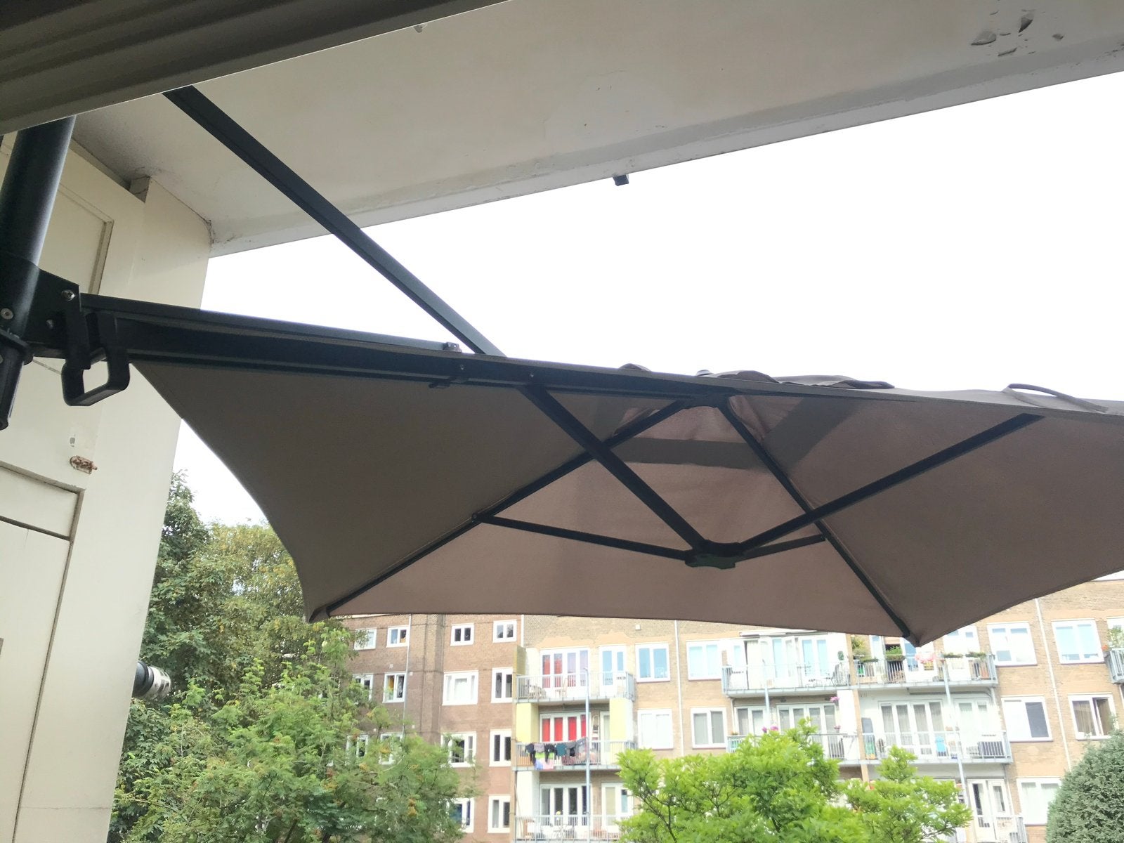 Muurparasol - Ideaal voor balkon of kleine tuin, Tuin en Terras, Parasols, Ophalen of Verzenden, Gebruikt, 2 tot 3 meter, Muurparasol